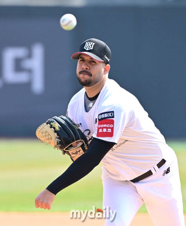 2025년 3월 22일 오후 경기도 수원KT위즈파크에서 '2025 신한 SOL뱅크 KBO 리그' 한화 이글스와 KT 위즈의 경기. KT 선발투수 헤이수스가 역투하고 있다./마이데일리