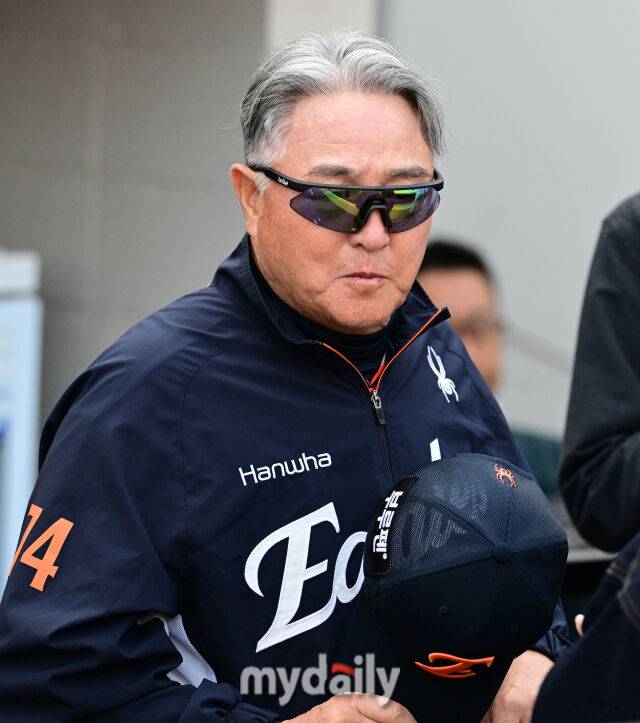 2025년 4월 11일 오후 대전 한화생명 볼파크에서 진행된 '2025 신한 SOL뱅크 KBO 리그' 키움 히어로즈와 한화 이글스의 경기. 한화 김경문 감독이 훈련을 지켜보고 있다./마이데일리