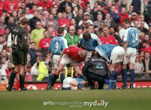 쓰러진 홀란드를 향해서 로이 킨이 "엄살 부리지 마라"고 고함 치고 있다./게티이미지코리아