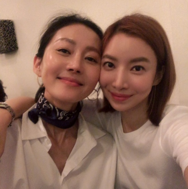 염정아(왼쪽)와 윤세아(오른쪽)./윤세아 SNS
