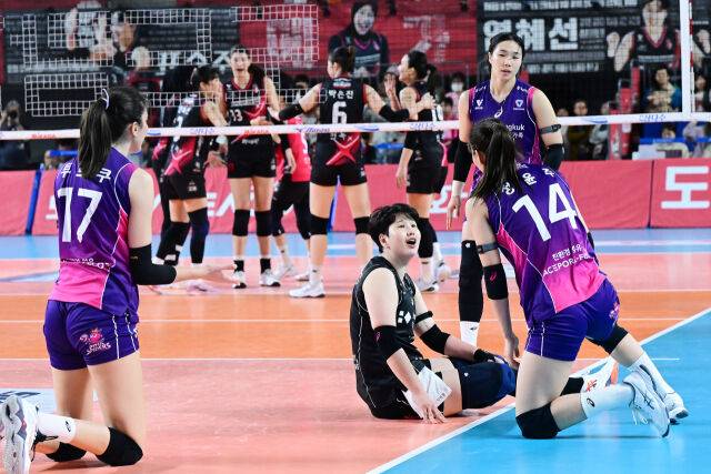 흥국생명 신연경이 정윤주를 바라보며 아쉬워 하고 있다. / 한국배구연맹(KOVO)