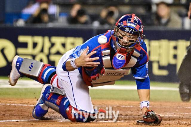 16일 서울 잠실야구장에서 열린 '2025 신한 SOL BANK KBO리그' 삼성 라이온즈와 LG 트윈스 경기. 삼성 강민호가 4회말 1사 2-3루 신민재 내야 땅볼에 홈에서 LG 문성주와 충돌하며 공을 놓치고 있다./잠실=한혁승 기자