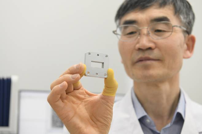 강태원 책임연구원이 6G 저궤도 위성 통신용 임피던스 측정표준 개발에 사용한 도파관 표준기를 들어 보이고 있다.[KRISS 제공]