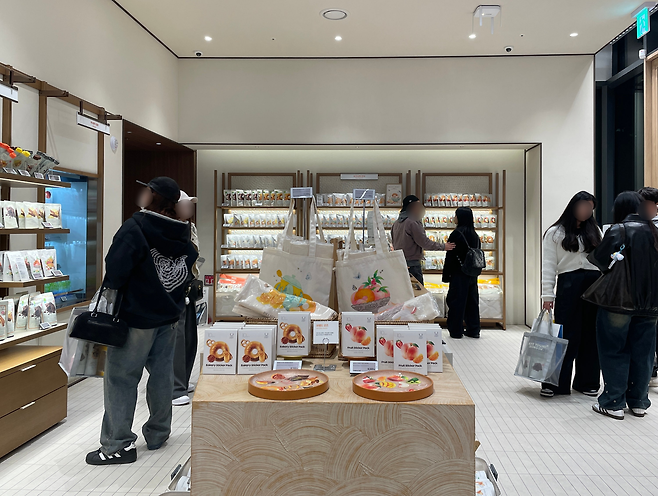 15일 오후 서울 성동구 ‘올리브영N 성수’ 딜라이트 프로젝트 단독 매장을 찾은 외국인 관광객 모습. 전새날 기자