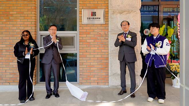 임기철(오른쪽) 총장과 김건우 인문사회과학부장이 학생들과 함께 현판 제막을 하고 있다. [GIST 제공]