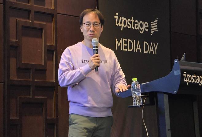김성훈 업스테이지 대표는 16일 콘래드 서울 호텔에서 열린 미디어데이에서 “AI를 통해 글로벌 AI 업무 표준을 주도해나가겠다”고 밝혔다.  권제인 기자