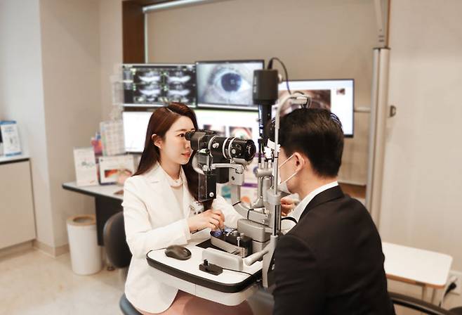 [서울=뉴시스] 16일 의료계에 따르면 비문증은 매우 흔하지만 앞이 번쩍이는 광시증이 있거나 검은 그림자가 생기는 경우 시력이 급격하게 저하되는 경우에는 응급치료를 요하는 질환일 수 있다. (사진=세란병원 제공) 2025.04.15. photo@newsis.com *재판매 및 DB 금지