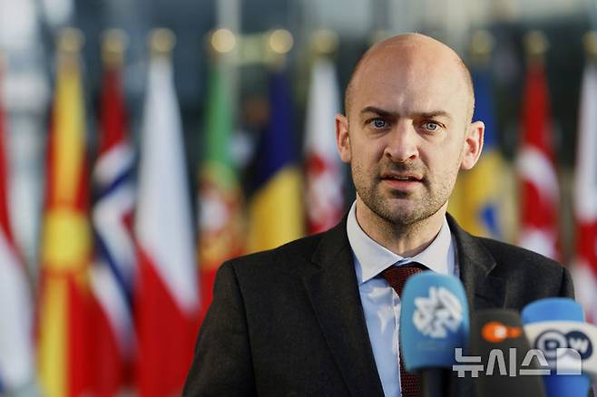 [브뤼셀(벨기에)=AP/뉴시스]알제리가 프랑스 공무원 12명에게 출국 명령을 내린 지 하루 만인 15일(현지 시간) 프랑스가 알제리 외교관 12명을 추방하기로 했다. 사진은 장-노엘 바로 프랑스 외무장관이 지난 4일 브뤼셀의 북대서양조약기구 외무장관관회의에서 기자회견 하는 모습. 2025.04.16.