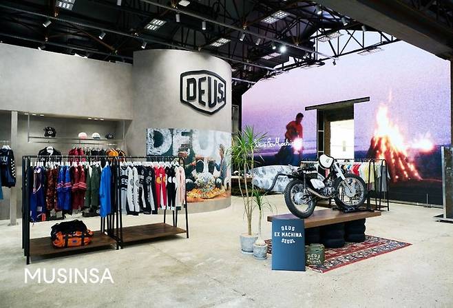 [서울=뉴시스] 무신사가 글로벌 라이프스타일 브랜드 '데우스 엑스 마키나(Deus Ex Machina)'와 함께 오프라인 팝업 스토어를 선보인다고 16일 밝혔다. (사진=무신사 제공) *재판매 및 DB 금지
