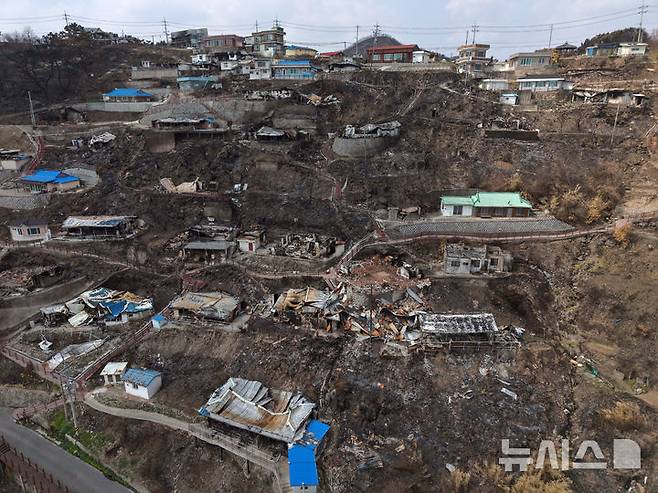 [영덕=뉴시스] 김금보 기자 = 지난 10일 경북 영덕군 영덕읍 석리 어촌마을이 산불에 파괴돼 있다. 주민들은 산불이 마을을 덮치던 날 해경선을 타고 바다로 대피했다.2025.04.10. kgb@newsis.com