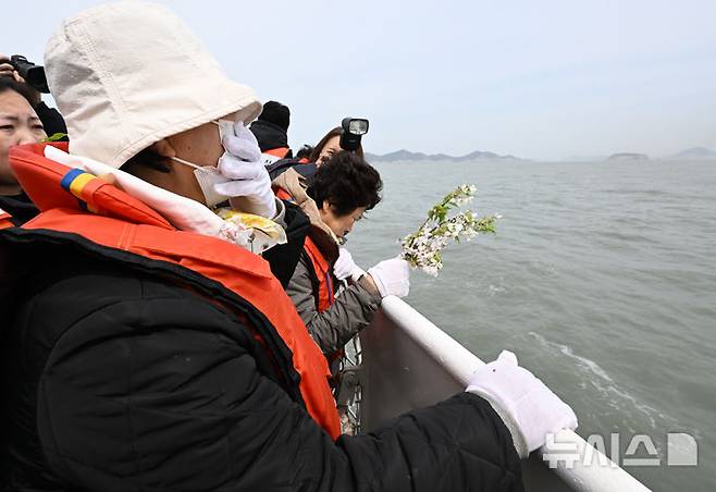 [진도=뉴시스] 김혜인 기자 = 세월호 참사 11주기인 16일 오전 전남 진도군 맹골수도에서 열린 선상추모식 중 세월호 참사 유족이 사고 해역을 보며 오열하고 있다. 2025.04.16. hyein0342@newsis.com
