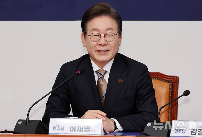 [서울=뉴시스] 조성우 기자 = (기사와 무관한 사진) 16일 오전 서울 여의도 국회에서 열린 더불어민주당 제21대 대통령 선거 후보자 선출을 위한 경선 공명선거 실천 서약식에서 이재명 후보가 발언하고 있다. 2025.04.16. xconfind@newsis.com