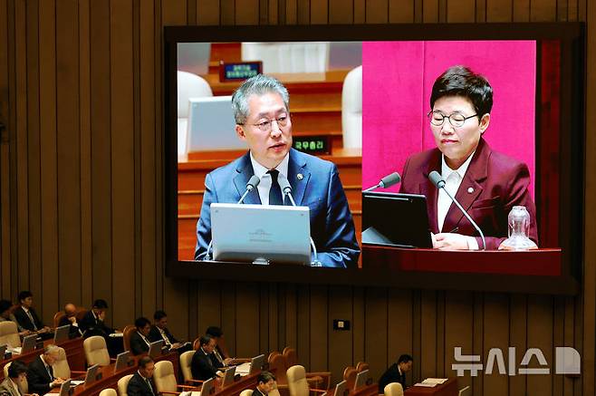 [서울=뉴시스] 고승민 기자 = 16일 서울 여의도 국회에서 열린 제424회 국회(임시회) 제4차 본회의 교육·사회·문화에 관한 질문에서 김민석 고용노동부 차관이 임이자 국민의힘 의원 질의에 답하고 있다. 2025.04.16. kkssmm99@newsis.com