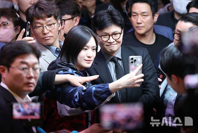[대구=뉴시스] 이무열 기자 = 국민의힘 대선 후보 1차 경선에 진출한 한동훈 전 대표가 16일 대구 중구 대구도시철도 1호선 중앙로역에서 지지자와 기념촬영을 하고 있다. 2025.04.16. lmy@newsis.com