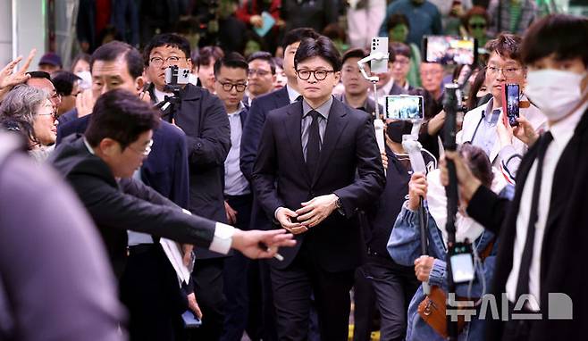[대구=뉴시스] 이무열 기자 = 국민의힘 대선 후보 1차 경선에 진출한 한동훈 전 대표가 16일 대구 중구 대구도시철도 1호선 중앙로역 대구지하철화재참사 기억공간을 방문하기 위해 이동하고 있다. 2025.04.16. lmy@newsis.com