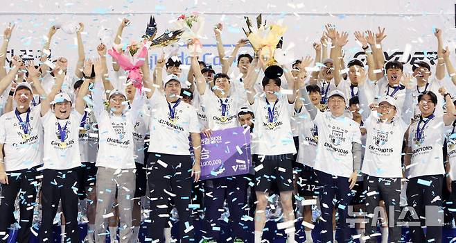 [인천=뉴시스] 김진아 기자 = 지난 5일 인천 계양체육관에서 열린 2024-2025 V-리그 남자부 챔피언결정전 대한항공 점보스와 현대캐피탈 스카이워커스의 경기에서 승리해 통합 우승을 차지한 현대캐피탈 선수들이 우승 트로피를 들고 세리머니를 하고 있다.현대캐피탈은 구단 최초 트레블(정규리그 1위·컵대회·챔피언결정전 우승)을 달성하는 영광도 누렸다. 2025.04.05. bluesoda@newsis.com