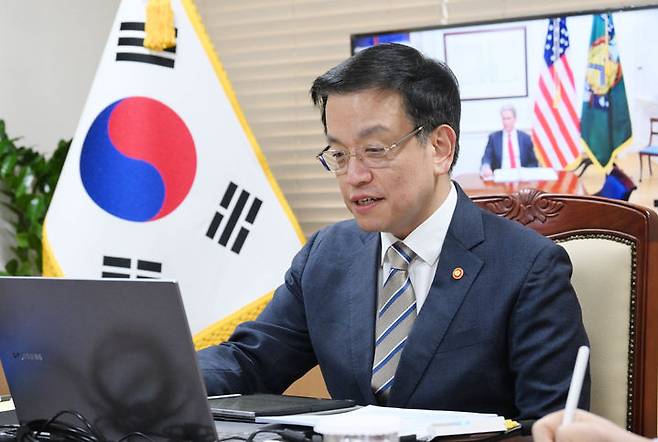 [서울=뉴시스] 최진석 기자 = 최상목 대통령 권한대행 부총리 겸 기획재정부 장관이 28일 서울 종로구 정부서울청사에서 스콧 베센트 신임 미국 재무장관과 화상면담을 하고 있다. (사진=기획재정부 제공) 2025.02.28. photo@newsis.com *재판매 및 DB 금지