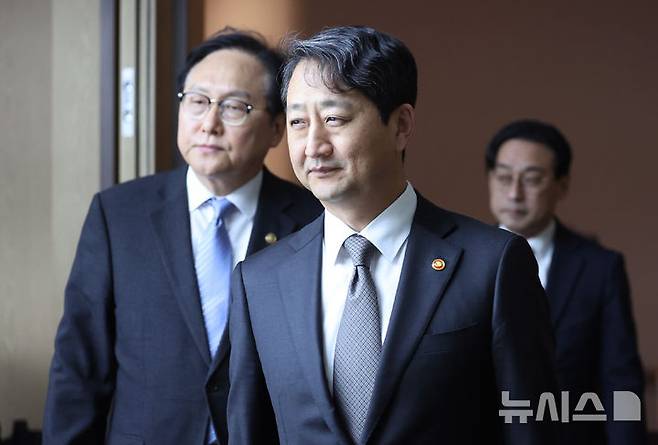 [서울=뉴시스] 김진아 기자 = 안덕근(가운데) 산업통상자원부 장관이 27일 서울 중구 대한상공회의소에서 열린 '미국의 자동차 관세 부과 민관 합동 긴급 대책회의'에 참석하고 있다. 2025.03.27. bluesoda@newsis.com