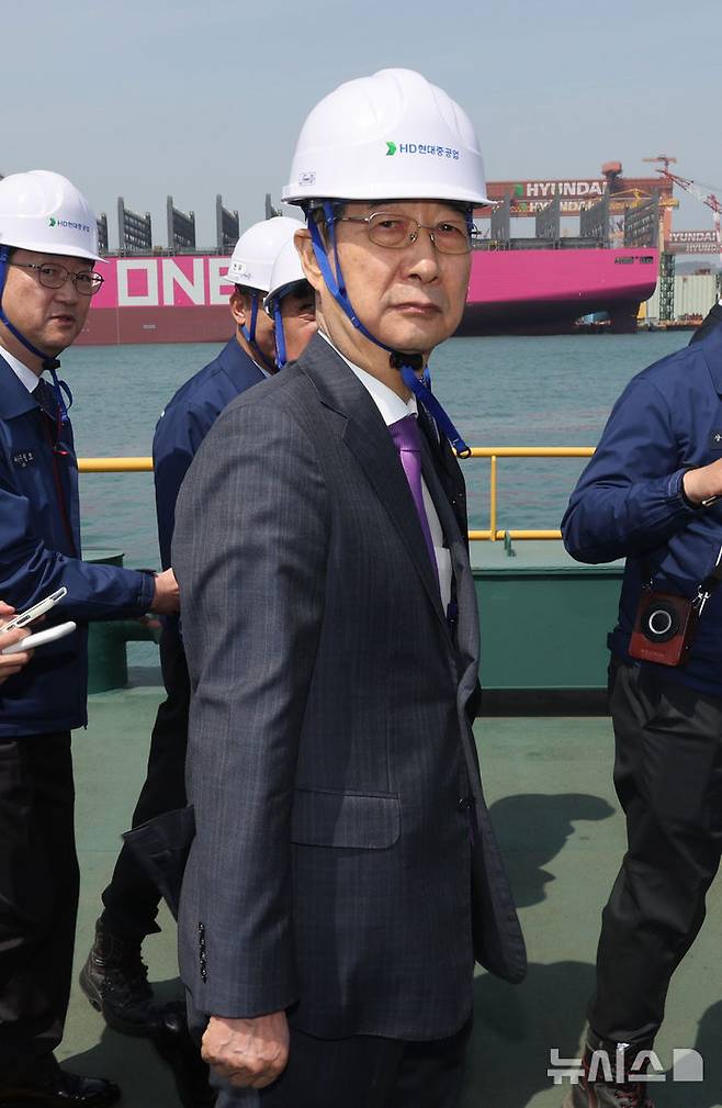 [울산=뉴시스] 최진석 기자 = 한덕수 대통령 권한대행 국무총리가 16일 HD현대중공업 울산 조선소에서 '다산정약용함'을 살펴본 후 이동하고 있다. (대통령실통신사진기자단) 2025.04.16. myjs@newsis.com