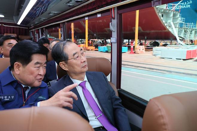 [울산=뉴시스] 최진석 기자 = 한덕수 대통령 권한대행 국무총리가 16일 HD현대중공업 울산 조선소에서 권오갑 회장의 설명을 들으며 시찰하고 있다. (사진=총리실 제공) 2025.04.16. photo@newsis.com *재판매 및 DB 금지