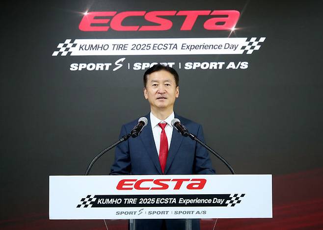 [서울=뉴시스] 금호타이어 정일택 대표가 지난 15일 용인 AMG 스피드웨이에서 ECSTA Experience Day 행사에서 환영사를 하고 있다. (사진=금호타이어 제공) photo@newsis.com *재판매 및 DB 금지