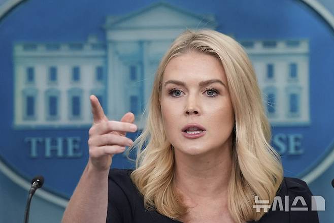 [워싱턴=AP/뉴시스]캐롤라인 레빗 백악관 대변인이 15일(현지 시간) 정례브리핑에서 취재진 질문에 답하고 있다. 2025.04.16.