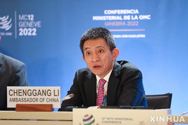 [제네바= 신화/뉴시스] 중국 국무원은 리청강(58)을 왕서우원(59) 대신 상무부 신임 국제무역담판대표(장관급) 겸 부부장으로 임명했다. 리청강 신임 대표가 세계무역기구(WTO) 주재 중국대표로 재직 당시인 2022년 6월 14일 제네바의 WTO 12개국 장관회의에서 연설하고 있다. 2025.04.16
