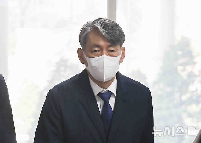 [서울=뉴시스] 김근수 기자 = 12·3 비상계엄과 관련해 내란 중요임무 종사 혐의로 기소된 조지호 경찰청장이 지난달 31일 서울 서초구 서울중앙지방법원에서 열린 2차 공판에 출석하고 있다. 2025.04.16. ks@newsis.com