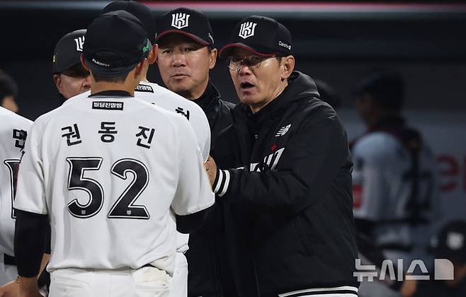 [수원=뉴시스] 추상철 기자 = 2일 오후 경기 수원 케이티위즈파크에서 열린 2025 KBO리그 LG트윈스와 kt 위즈의 경기, 9대5 승리를 거둔 kt 이강철 감독이 선수들을 격려하고 있다. 2025.04.02. scchoo@newsis.com