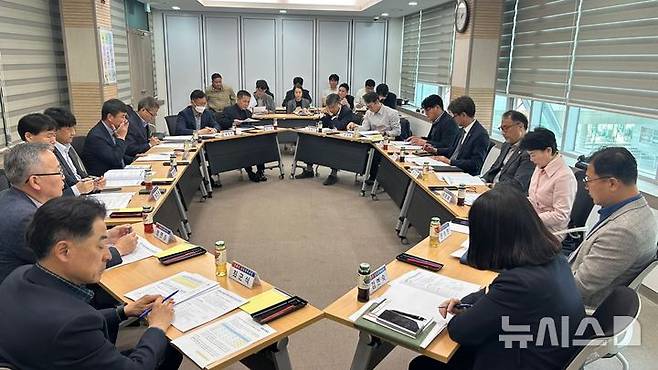 [창원=뉴시스]16일 경남도청 회의실에서 주택시장 안정화를 위한 관계기관 협의회가 열리고 있다.(사진=경남도 제공) 2025.04.16. photo@newsis.com