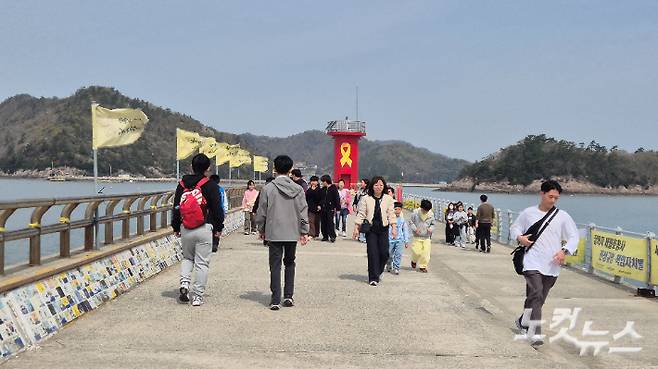 16일 오전 전남 진도군 임회면 팽목항을 찾아온 사람들. 한아름 수습기자