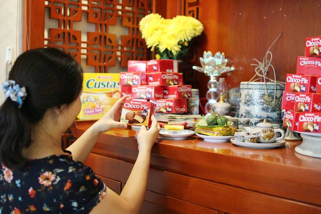 베트남에선 조상에게 ‘정’을 전한다는 의미로 제사상에 초코파이를 올린다. 사진은 베트남의 한 가정의 불단에 올라간 초코파이 모습. 오리온