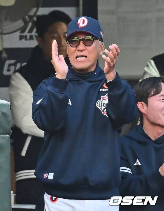 [OSEN=부산, 이석우 기자] 두산 베어스 고토 코치 003 2025.04.06 / foto0307@osen.co.kr