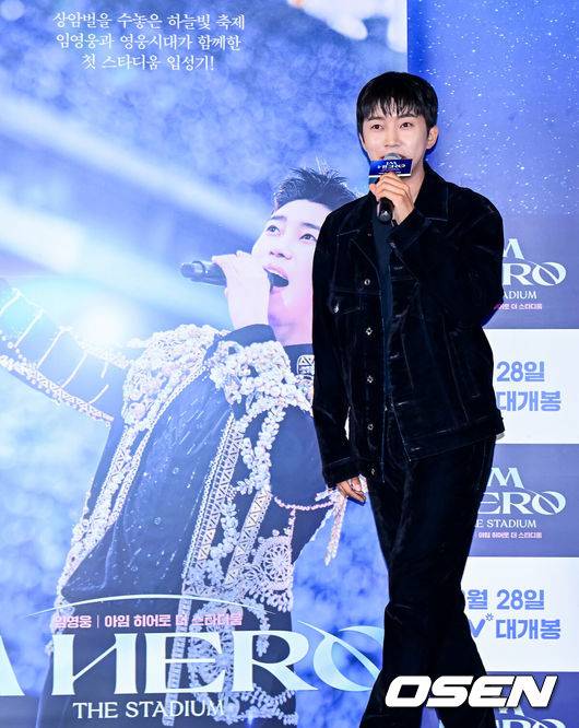 [OSEN=지형준 기자] 22일 오후 서울 CGV 용산 아이파크몰에서 영화 '임영웅 아임 히어로 더 스타디움' 언론시사회 및 무대인사가 열렸다.‘임영웅│아임&nbsp;히어로&nbsp;더&nbsp;스타디움’은&nbsp;지난&nbsp;5월&nbsp;약&nbsp;10만&nbsp;명의&nbsp;영웅시대와&nbsp;서울월드컵경기장을&nbsp;하늘빛으로&nbsp;가득&nbsp;채운&nbsp;임영웅의&nbsp;첫&nbsp;스타디움&nbsp;입성기를&nbsp;다룬&nbsp;영화로,&nbsp;공연&nbsp;실황과&nbsp;함께&nbsp;비하인드가&nbsp;그려진다.임영웅이 포토타임을 하고 있다. 2024.08.22 / jpnews@osen.co.kr