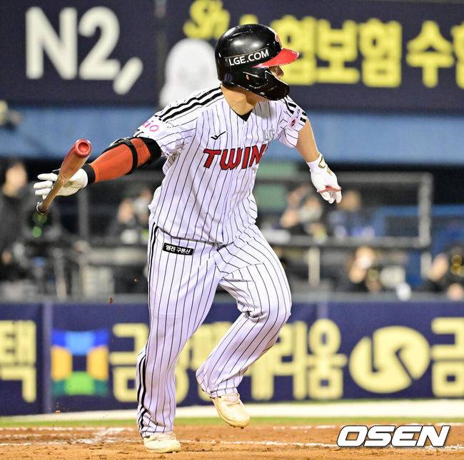 [OSEN=잠실, 민경훈 기자] 15일 서울 잠실야구장에서 2025 신한 SOL Bank KBO리그 LG 트윈스와 삼성 라이온즈의 경기가 열렸다.이날 LG는 에르난데스, 삼성은 후라도를 선발로 내세웠다.8회말 1사 주자 2,3루 LG 문성주가 좌익수 오른쪽 뒤 2타점 적시 2루타를 때리고 있다.. 2025.04.15 / rumi@osen.co.kr