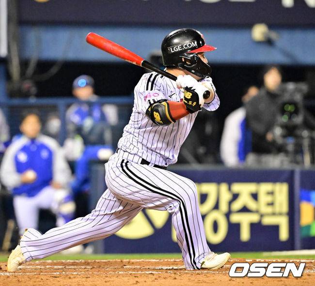 [OSEN=잠실, 민경훈 기자] 15일 서울 잠실야구장에서 2025 신한 SOL Bank KBO리그 LG 트윈스와 삼성 라이온즈의 경기가 열렸다.이날 LG는 에르난데스, 삼성은 후라도를 선발로 내세웠다.8회말 1사 주자 2,3루 LG 문성주가 좌익수 오른쪽 뒤 2타점 적시 2루타를 때리고 있다.. 2025.04.15 / rumi@osen.co.kr