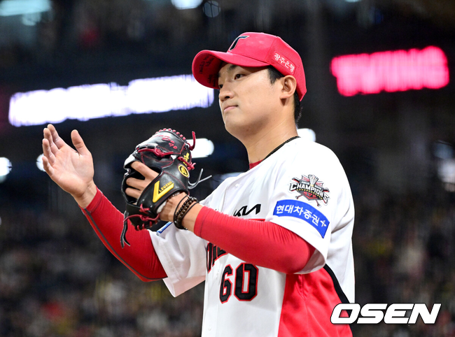 [OSEN=광주, 최규한 기자] 16일 오후 광주-기아 챔피언스필드에서 ‘2025 신한 SOL Bank KBO리그’ KIA 타이거즈와 KT 위즈의 경기가 열렸다.홈팀 KIA는 김도현, 방문팀 KT는 오원석을 선발투수로 내세웠다.5회초 KT 공격을 무실점으로 막아낸 KIA 선발 김도현이 더그아웃으로 향하며 야수들을 맞이하고 있다. 2025.04.16 / dreamer@osen.co.kr