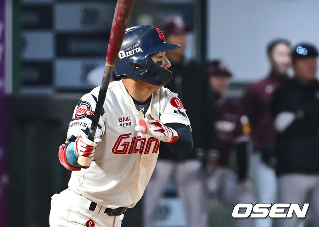 [OSEN=부산, 이석우 기자] 16일 부산 사직야구장에서 2025 신한 SOL 뱅크 KBO 리그 롯데 자이언츠와 키움 히어로즈의 경기가 열렸다. 홈팀 롯데는 반즈, 방문팀 키움은 하영민이 선발 출전했다.롯데 자이언츠 장두성이 2회말 2사 2루 중견수 앞 1타점 안타를 치고 있다. 2025.04.16 / foto0307@osen.co.kr