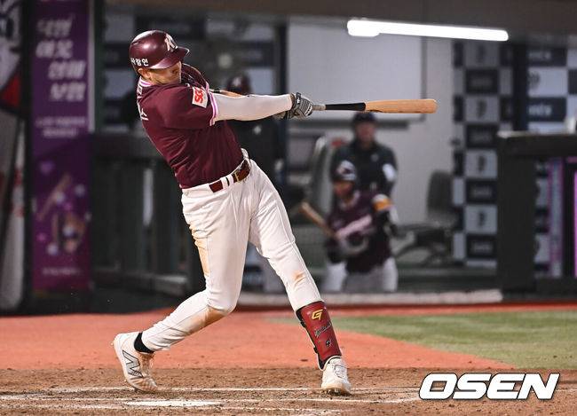 [OSEN=부산, 이석우 기자] 16일 부산 사직야구장에서 2025 신한 SOL 뱅크 KBO 리그 롯데 자이언츠와 키움 히어로즈의 경기가 열렸다. 홈팀 롯데는 반즈, 방문팀 키움은 하영민이 선발 출전했다.키움 히어로즈 카디네스가 8회초 1사 1,2루 좌익수 뒤 펜스 맞추는 2타점 2루타를 치고 있다. 2025.04.16 / foto0307@osen.co.kr
