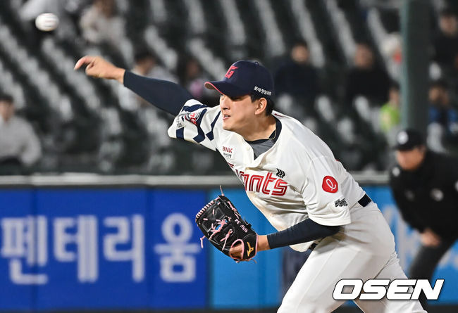 [OSEN=부산, 이석우 기자] 16일 부산 사직야구장에서 2025 신한 SOL 뱅크 KBO 리그 롯데 자이언츠와 키움 히어로즈의 경기가 열렸다. 홈팀 롯데는 반즈, 방문팀 키움은 하영민이 선발 출전했다.롯데 자이언츠 김원중이 역투하고 있다. 2025.04.16 / foto0307@osen.co.kr