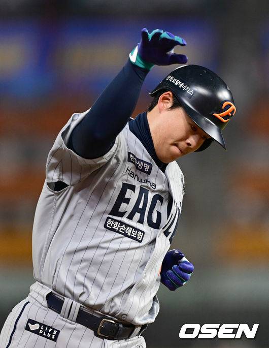 [OSEN=인천, 김성락 기자] 16일 오후 SSG 랜더스 필드에서 ‘2025 신한 SOL BANK KBO리그’ SSG 랜더스와 한화 이글스의 경기가 열렸다.이날 SSG는 김광현을, 한화는 와이스를 선발투수로 내세웠다. 8회초 2사 2, 3루 한화 노시환이 3점 홈런을 날린 뒤 세리머니를 하고 있다.  2025.04.16 / ksl0919@osen.co.kr