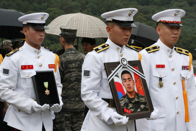 ▲고(故) 채수근 상병의 안장식이 2023년 7월 22일 오후 국립대전현충원에서 거행되고 있다. 채수근 상병은 경북 예천 내성천에서 실종자를 수색하던 중 급류에 휩쓸려 숨졌다. ⓒ연합뉴스