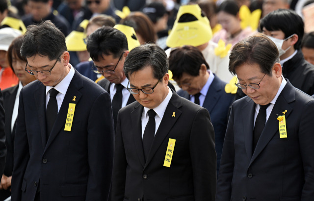 ▲16일 경기도 안산시 화랑유원지에서 열린 '세월호 참사 11주기 기억식'에서 김경수 전 경남지사(왼쪽부터), 김동연 경기지사, 더불어민주당 이재명 전 대표가 희생자들에 대한 묵념을 하고 있다. ⓒ연합뉴스