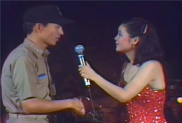 ▲<님은 전방에> 공연에서 젊은 군인과 이야기를 나누는 덩리쥔(출처: TTV Official Channel, <君在前哨> 영상 캡처 https://www.youtube.com/watch?v=Ok8YzXQy56I&t=1s)