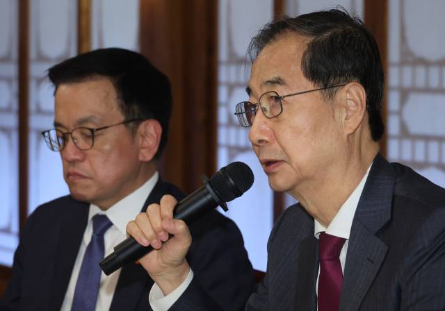 ▲한덕수 대통령 권한대행 국무총리가 14일 서울 공관에서 경제안보전략 TF 회의를 하고 있다. 왼쪽은 최상목 부총리 겸 기획재정부 장관. ⓒ연합뉴스