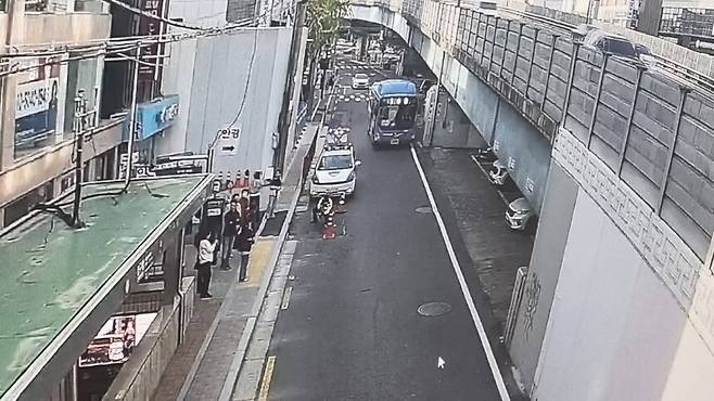 압구정역 인근 지반침하. 연합뉴스(독자 제공)