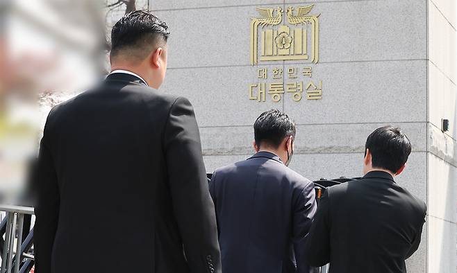 대통령경호처의 윤석열 전 대통령 체포영장 집행 저지 관련 사안을 수사 중인 경찰 비상계엄 특별수사단 소속 수사관들이 16일 서울 용산 대통령실 청사를 압수수색하기 위해 민원실 출입구로 들어서고 있다. 뉴스1