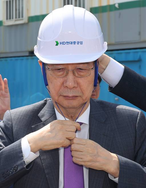 16일 HD현대중공업 울산 조선소를 방문한&nbsp;한덕수 대통령 권한대행 국무총리이 시찰에 앞서 안전모를 착용하고 있다. 연합뉴스