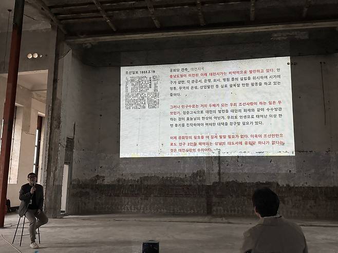 고윤수 대전시 유산관리팀장이 지난 5일 옛 대전부청사 원형복원사업 현장에서 복원 계획을 설명하고 있다. 강은선 기자