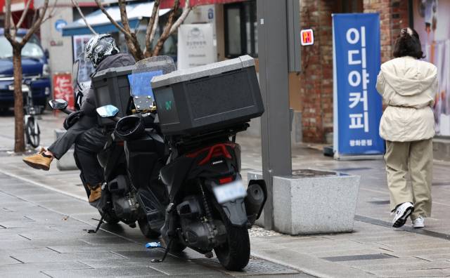 서울 시내에서 대기 중인 배달 기사 모습. 연합뉴스